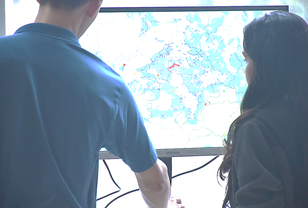 Painel mostra imagens captadas pelo radar que passa a operar em espaço no Cepagri, da Unicamp