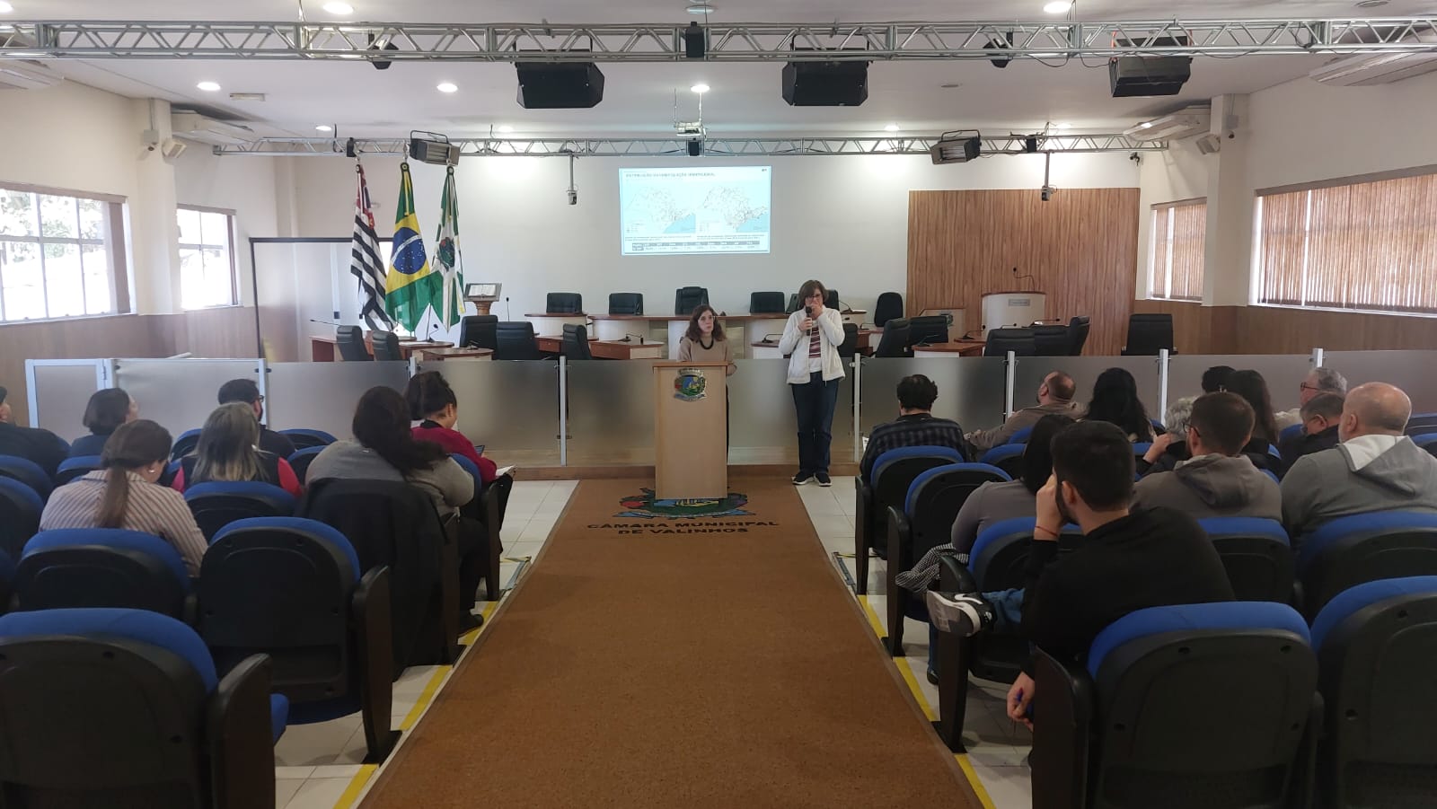 Grupo de pessoas sentadas em uma sala

O conteúdo gerado por IA pode estar incorreto.